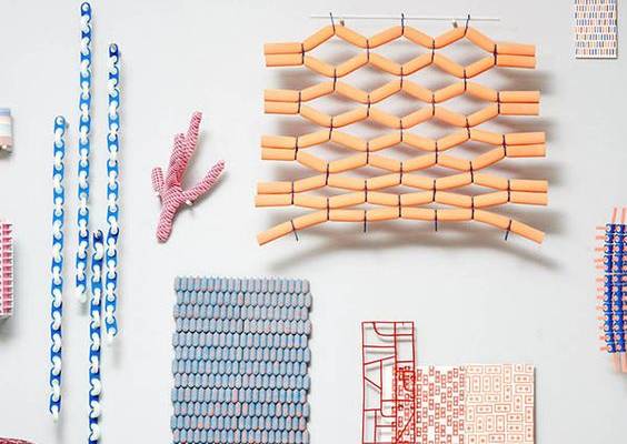 깔끔한 무드의 디스플레이.