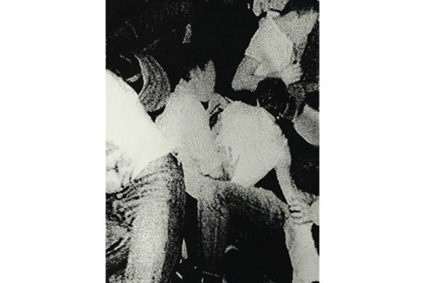 黑白抽象艺术裁片印花服装:独特设计引领潮流