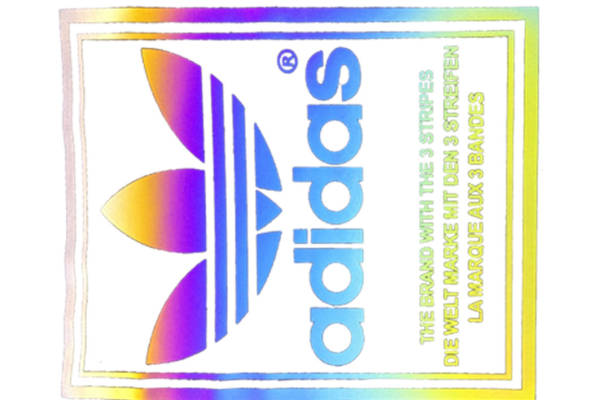 adidas裁片印花服装:经典三条纹设计,时尚运动风格