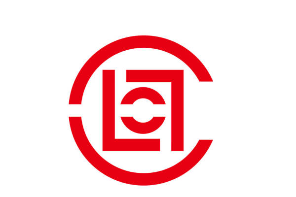 现代几何风格裁片印花服装，展现独特时尚魅力