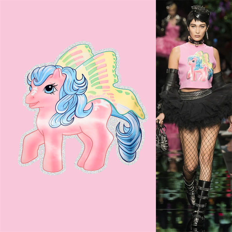 梦幻粉色小马裁片印花服装，引领时尚新潮流