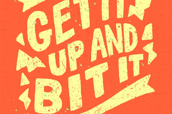 活力四射的裁片印花服装：'GET IT UP AND BIT IT'激励口号