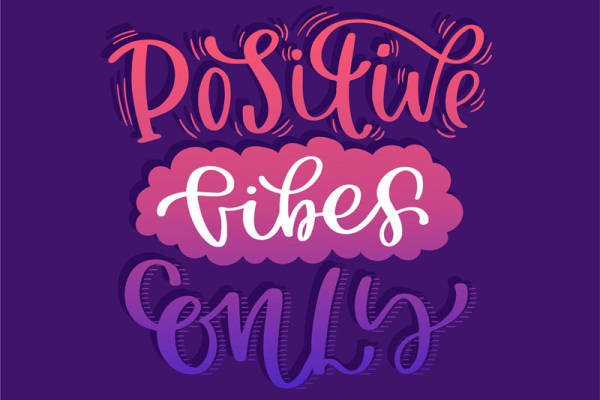 时尚潮流：紫色背景上的积极氛围裁片印花服装