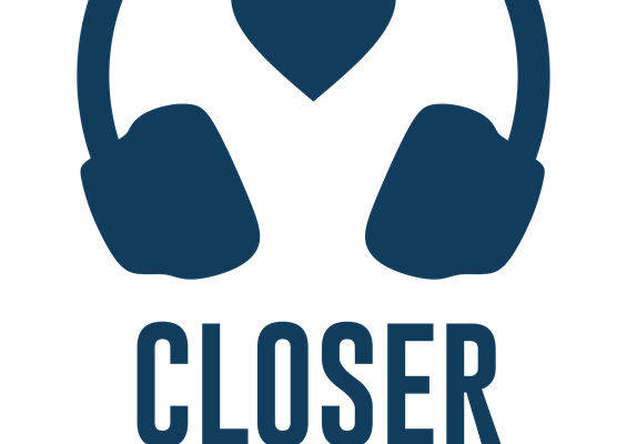 深蓝耳机与心形图案的服装印花设计