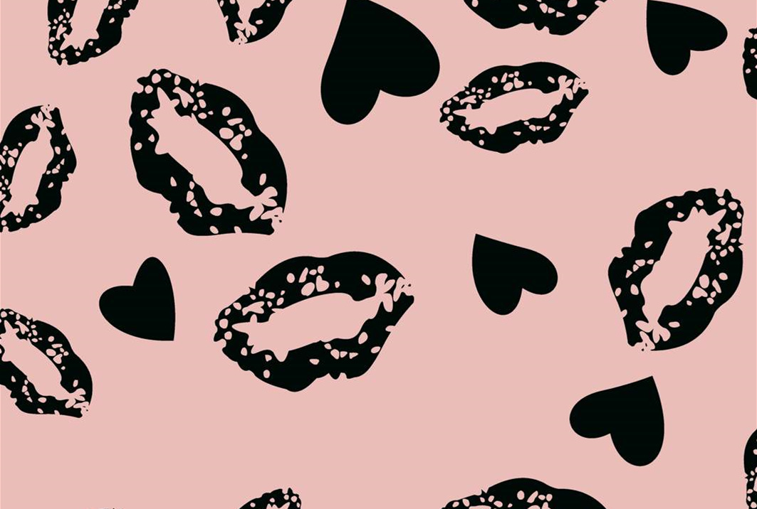 粉色底黑唇印与爱心图案面料印花素材,适合女性服装印花设计