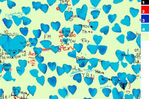 手绘蓝心涂鸦风面料印花素材，适用于T恤与休闲服装印花设计